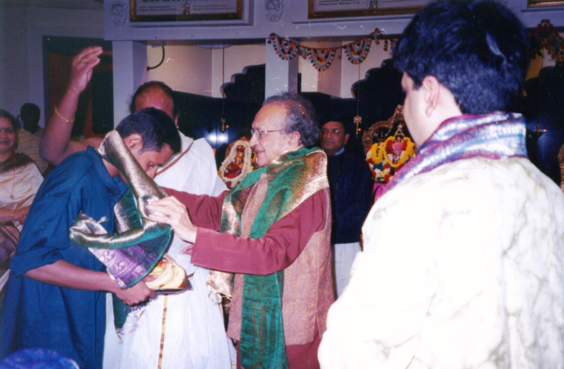 Legendry Pandit Ravi Shankar felicitating Ghatam Giridhar Udupa at San Diego, USA - 2003