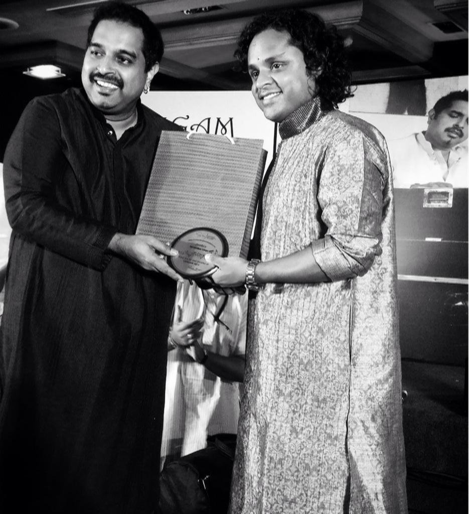 Shankar Mahadevan felicitating Ghatam Giridhar Udupa at Bengaluru